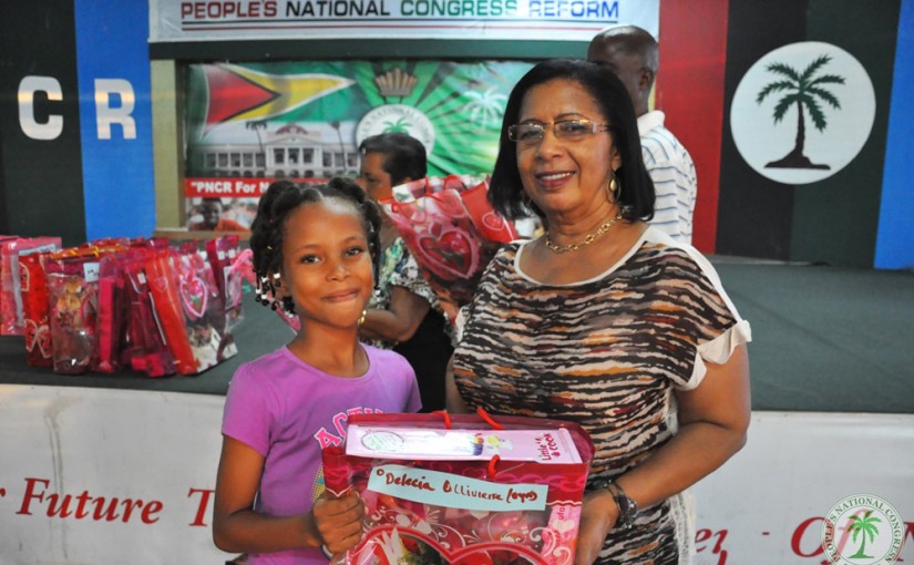 Coordinator-of-the-Project-Mrs.-carol-Corbin-assisted-in-distributing-gifts-to-the-children-2
